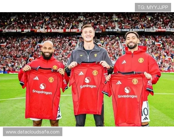 曼联主帅周年纪念变噩梦！队友互殴红牌+老特拉福德惊天逆转